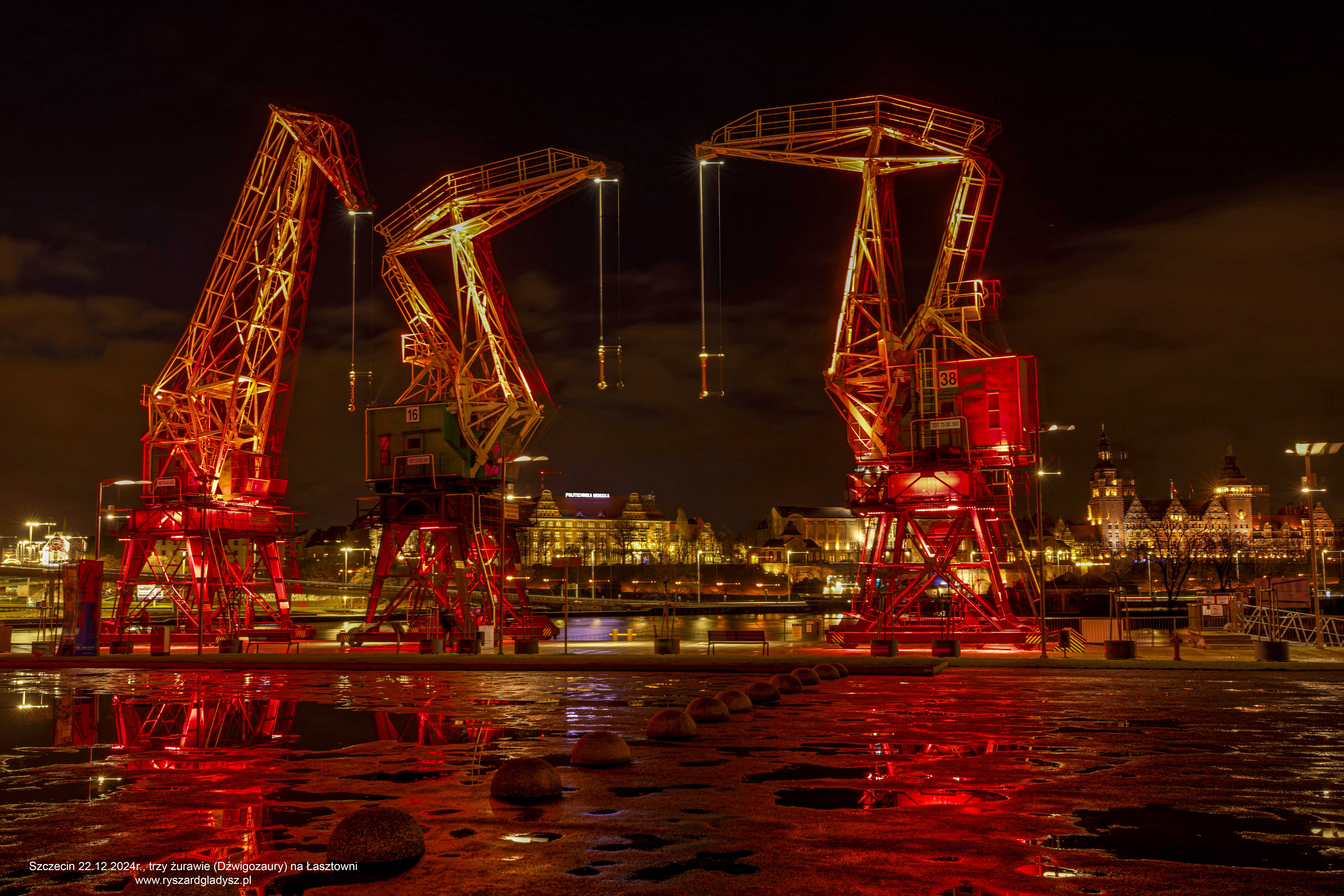 22.12.2024r Szczecin, trzy żurawie (Dźwigozaury) na Łasztowni