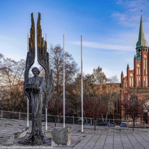 Plac Solidarności - Pomnik Ofiar Grudnia 1970 oraz  Kościół Polskokatolicki pw. św. Piotra i Pawła
